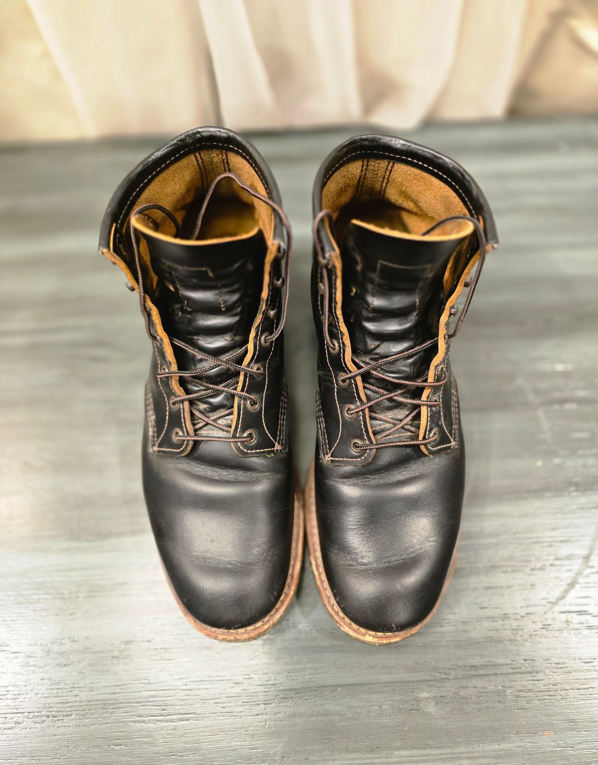 Photo by TheRedWingerDinger on November 2, 2025 of the Red Wing Beckman Flatbox in S.B. Foot Black Klondike.