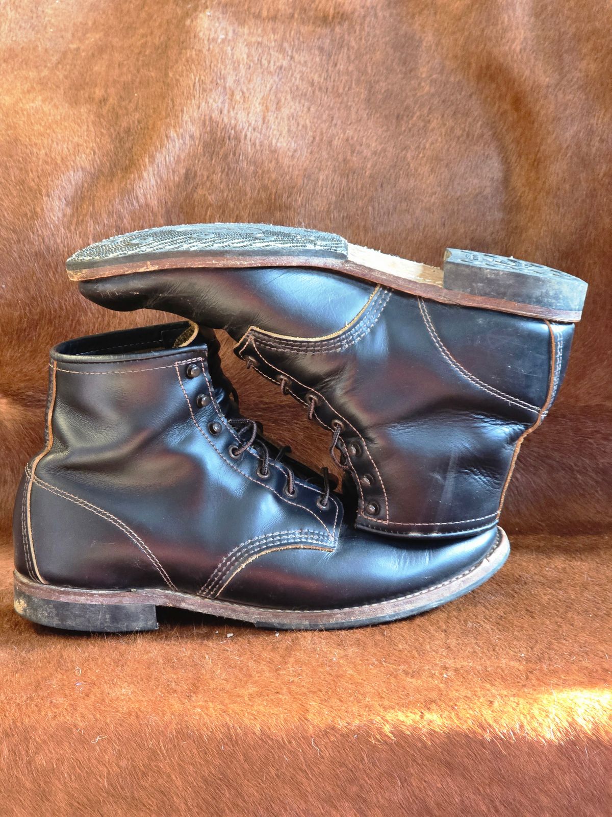 Photo by TheRedWingerDinger on December 4, 2025 of the Red Wing Beckman Flatbox in S.B. Foot Black Klondike.