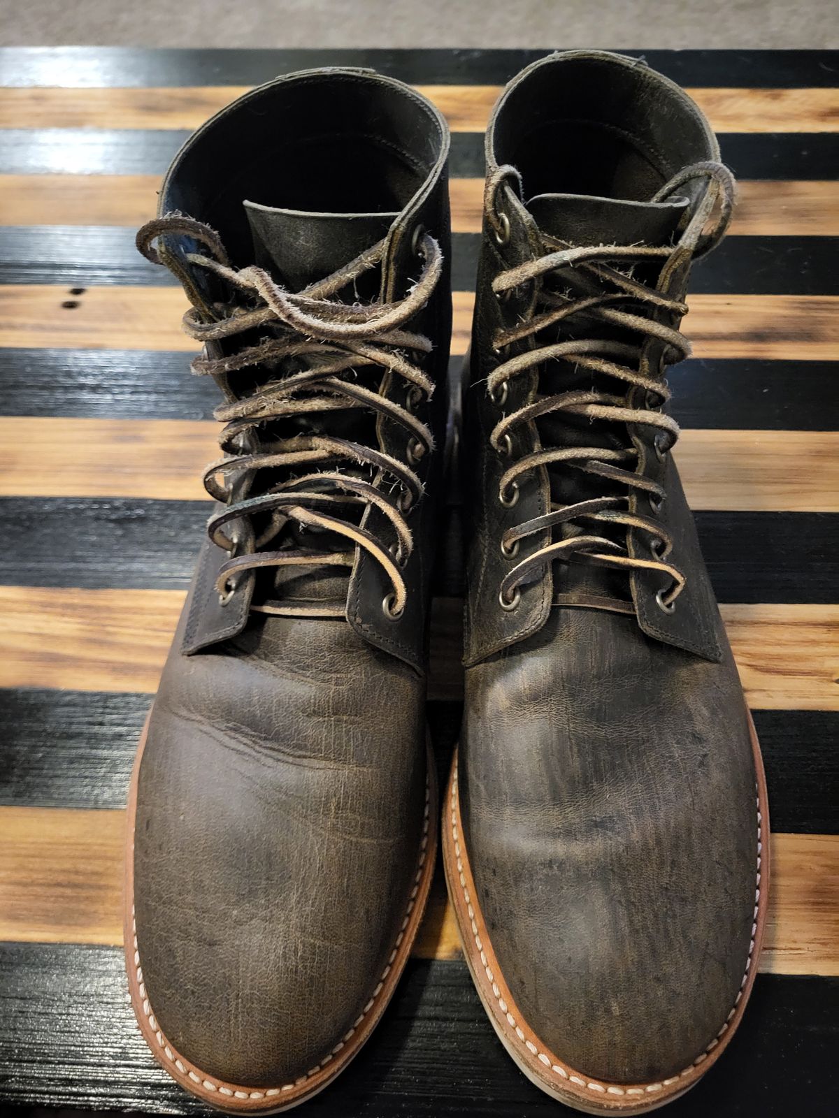 Photo by JY on October 10, 2024 of the Oak Street Bootmakers Field Boot in Charcoal Teton Stag.