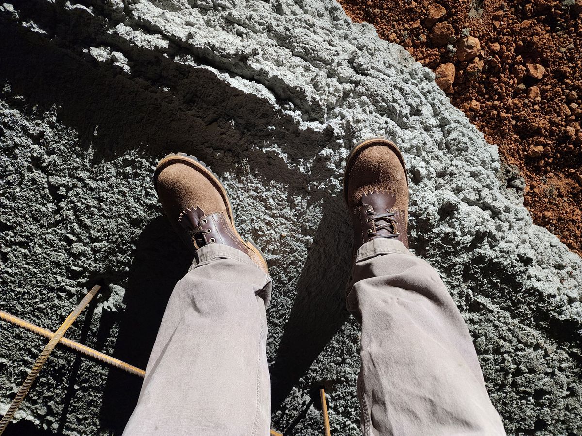 Photo by Randomlurker541 on October 1, 2024 of the Drew's Boots 8-Inch Logger in Brown Combo.