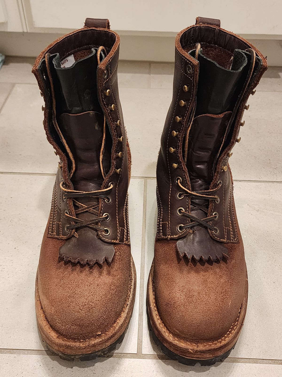 Photo by Randomlurker541 on January 6, 2025 of the Drew's Boots 8-Inch Logger in Brown Combo.