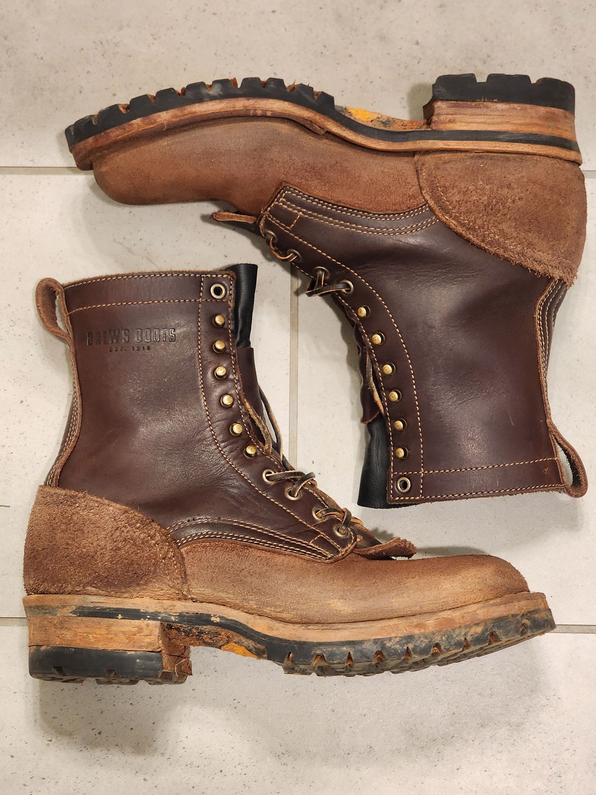 Photo by Randomlurker541 on January 6, 2025 of the Drew's Boots 8-Inch Logger in Brown Combo.