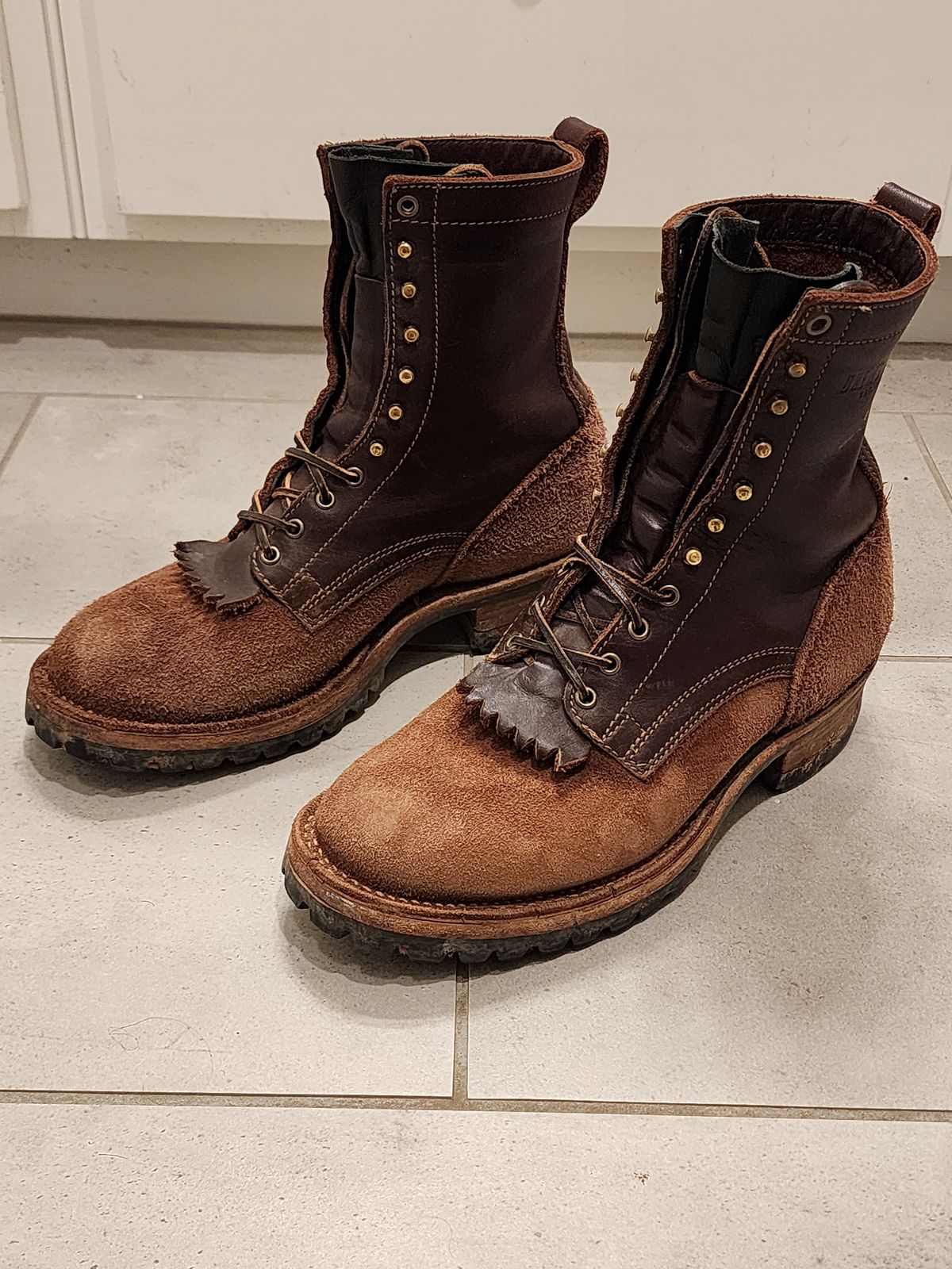 Photo by Randomlurker541 on March 6, 2025 of the Drew's Boots 8-Inch Logger in Brown Combo.