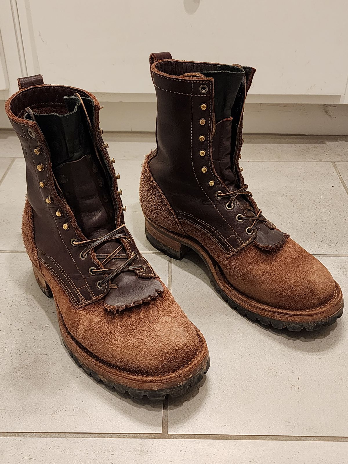 Photo by Randomlurker541 on March 6, 2025 of the Drew's Boots 8-Inch Logger in Brown Combo.