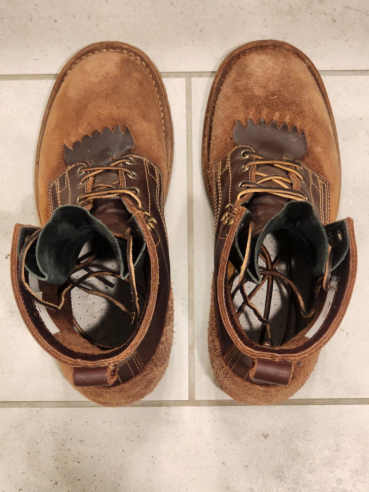 Photo by Randomlurker541 on March 6, 2025 of the Drew's Boots 8-Inch Logger in Brown Combo.