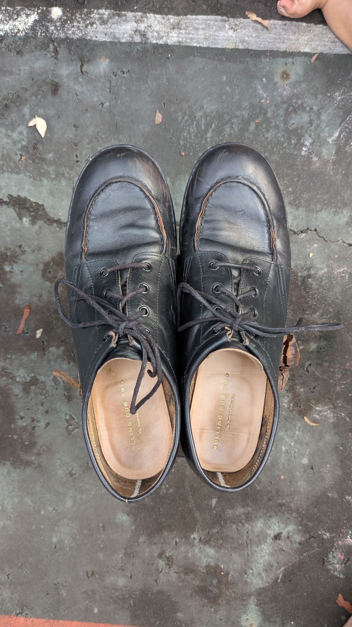 Photo by dante on November 1, 2025 of the Rolling Dub Trio Coupen Low Moc in Black Horse Front #1020.