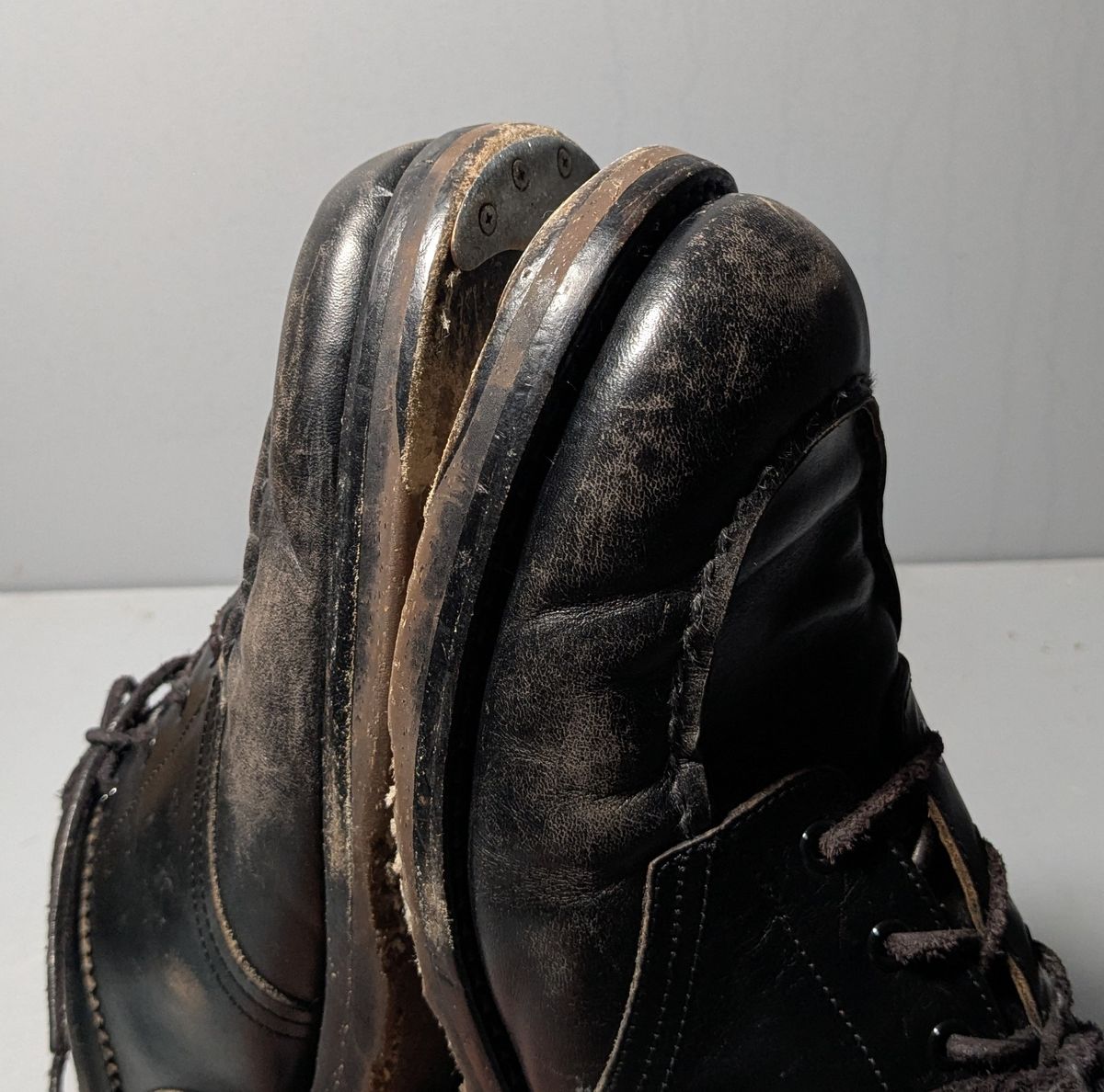 Photo by dante on January 2, 2026 of the Rolling Dub Trio Coupen Low Moc in Black Horse Front #1020.