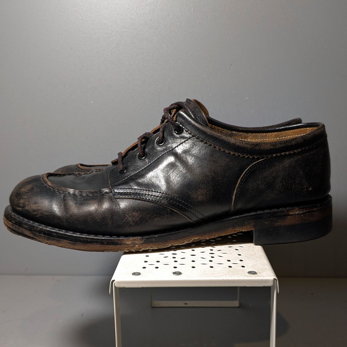 Photo by dante on March 2, 2026 of the Rolling Dub Trio Coupen Low Moc in Black Horse Front #1020.