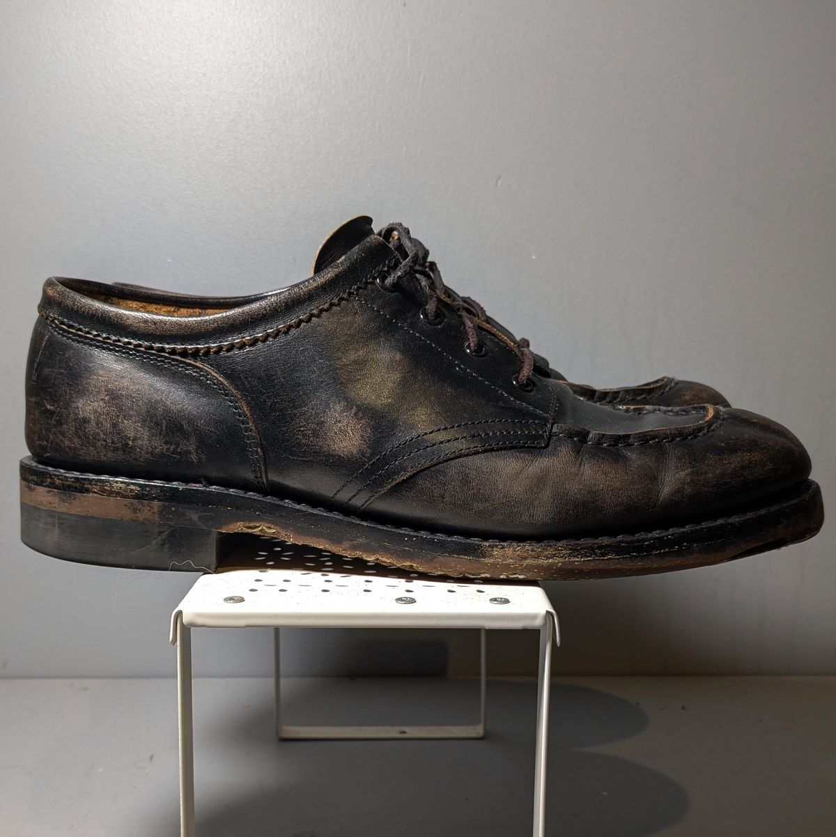 Photo by dante on March 2, 2026 of the Rolling Dub Trio Coupen Low Moc in Black Horse Front #1020.