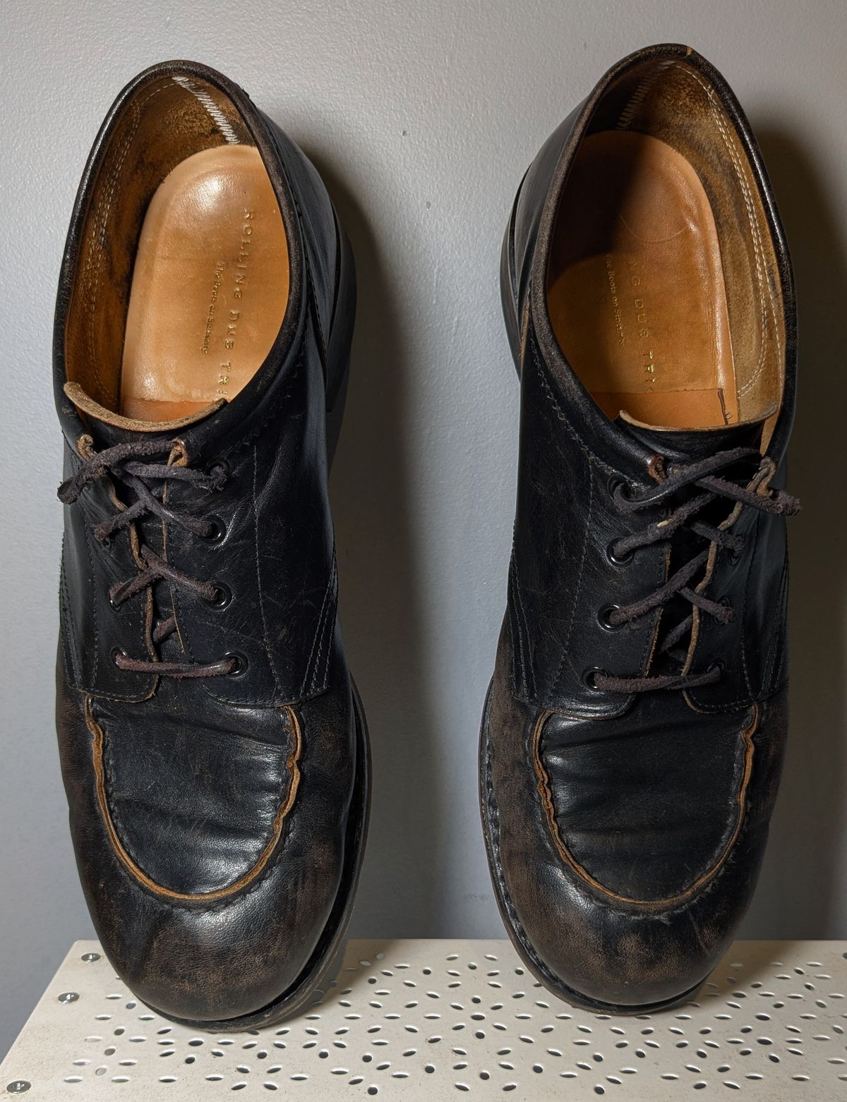 Photo by dante on March 2, 2026 of the Rolling Dub Trio Coupen Low Moc in Black Horse Front #1020.