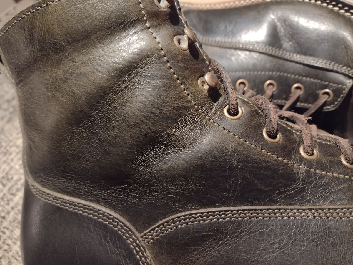 Photo by BootedBrewer on November 14, 2024 of the Caswell Boot Company Carver in Gallun Olive Teton Stag.