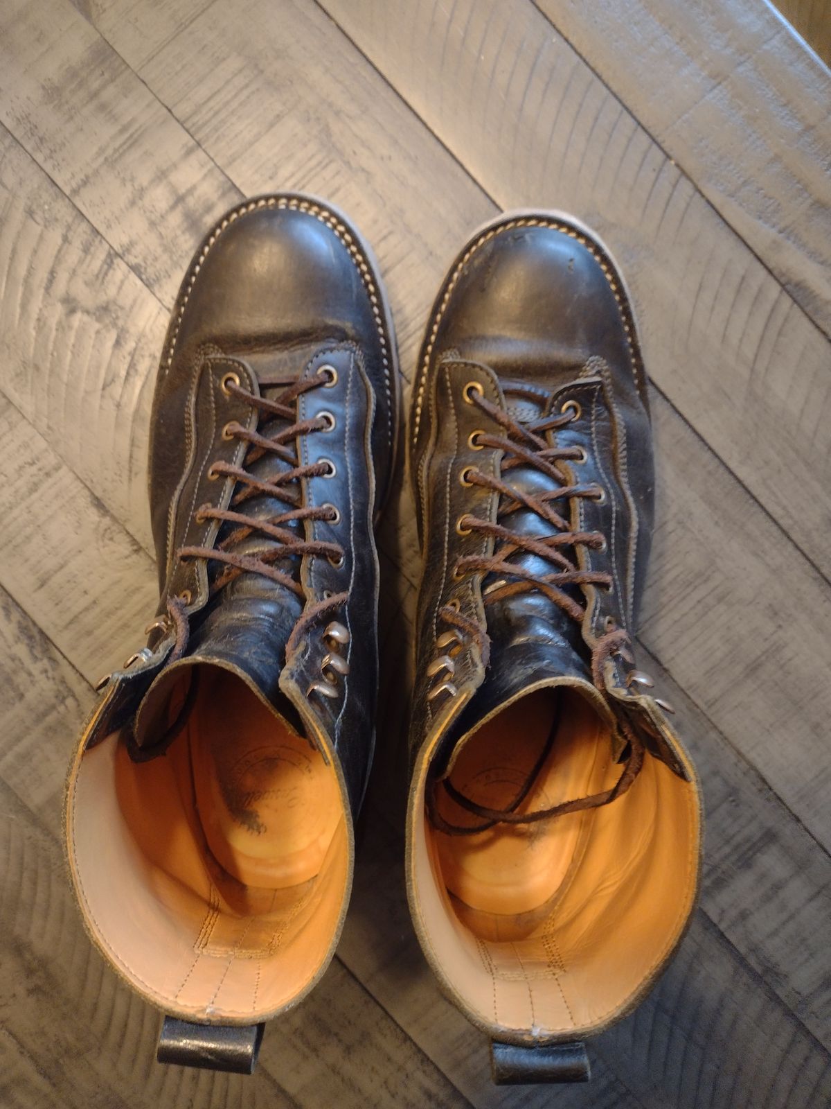 Photo by BootedBrewer on January 2, 2025 of the Caswell Boot Company Carver in Gallun Olive Teton Stag.