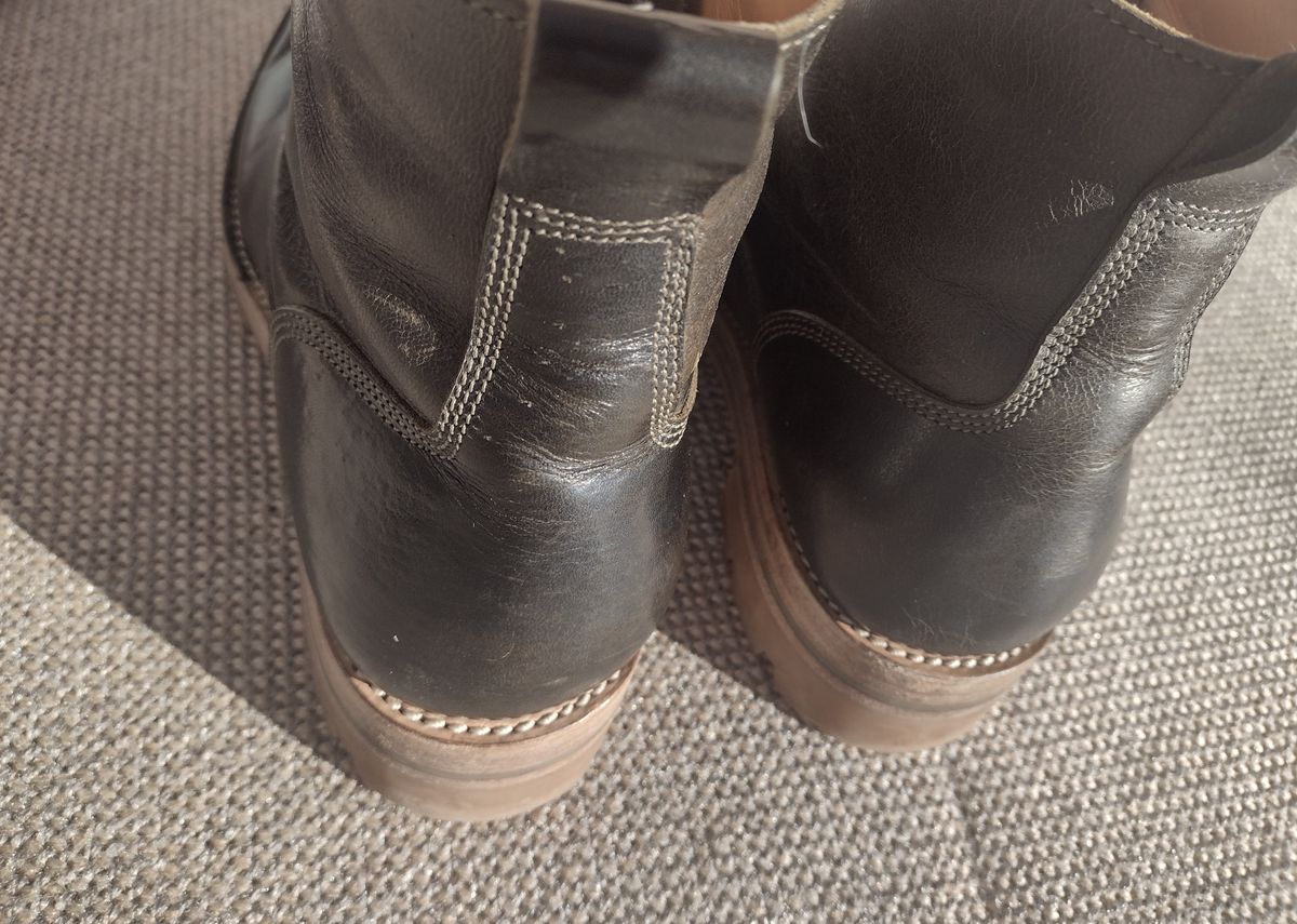 Photo by BootedBrewer on January 31, 2025 of the Caswell Boot Company Carver in Gallun Olive Teton Stag.