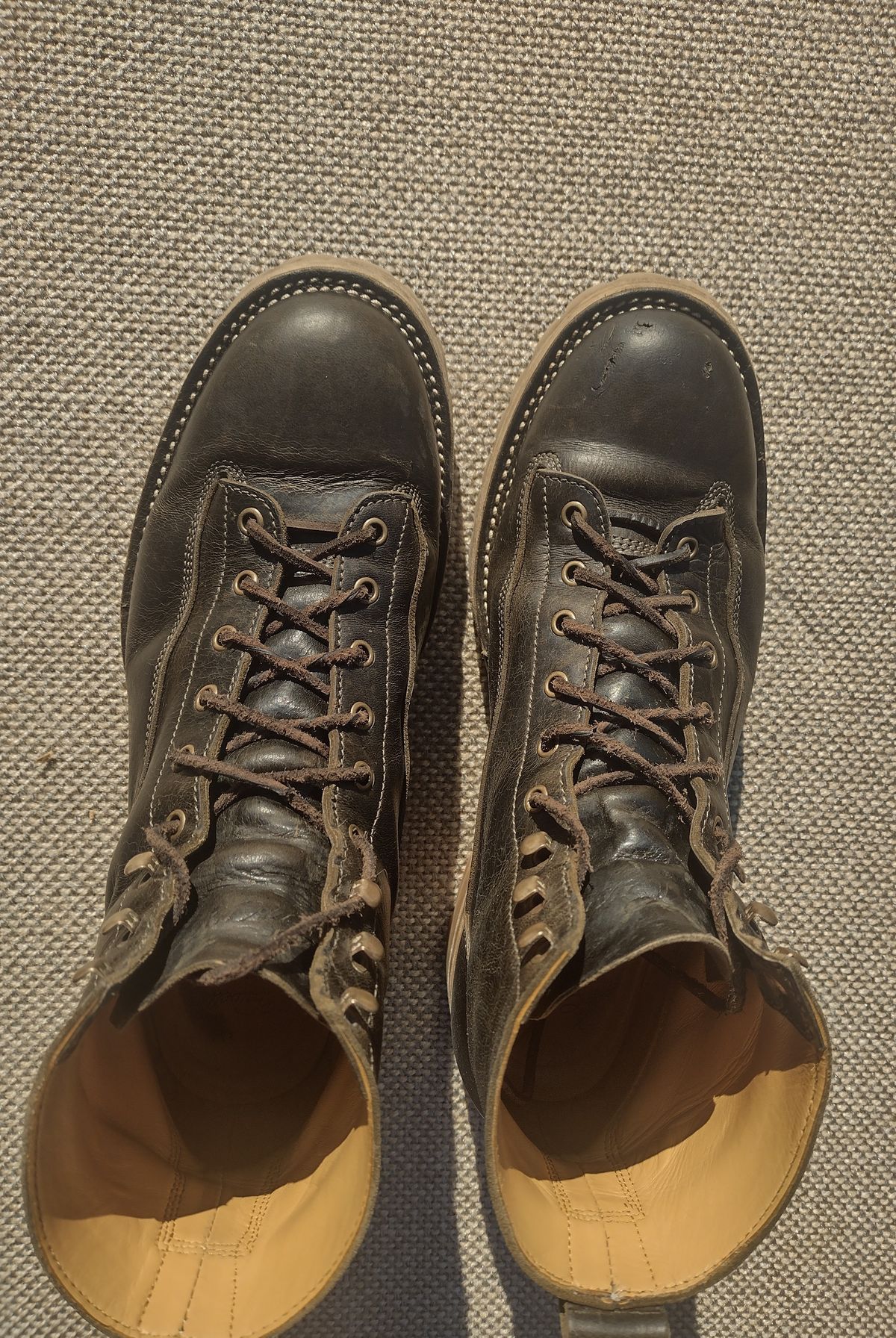Photo by BootedBrewer on January 31, 2025 of the Caswell Boot Company Carver in Gallun Olive Teton Stag.