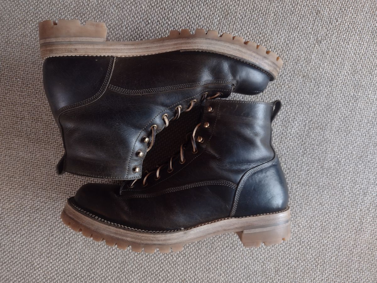 Photo by BootedBrewer on February 28, 2025 of the Caswell Boot Company Carver in Gallun Olive Teton Stag.