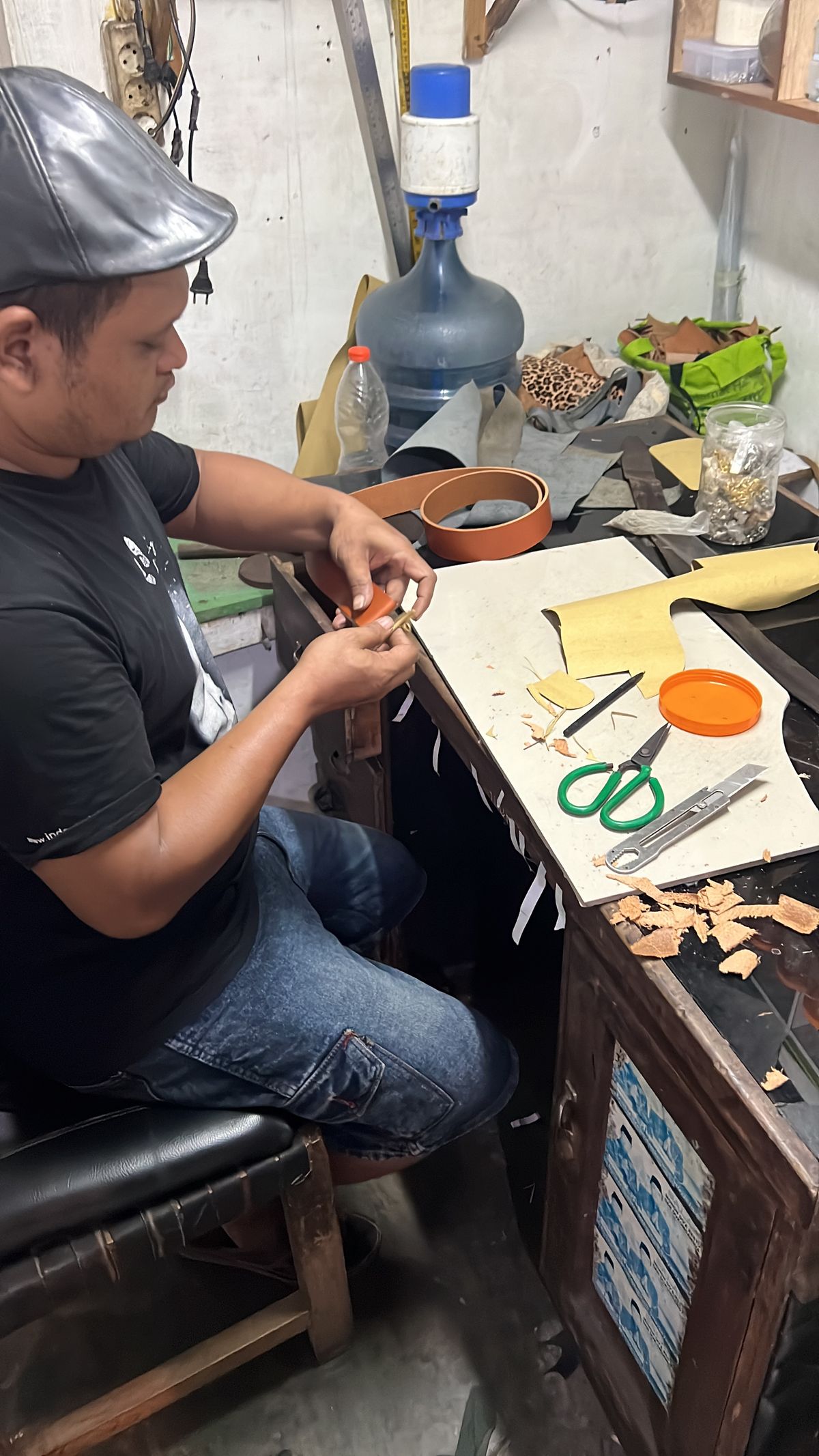 Photo by bimarosyidwicaksono on September 30, 2025 of the Self Made Leather Belt in Rocky Walpier Italy Cognac.