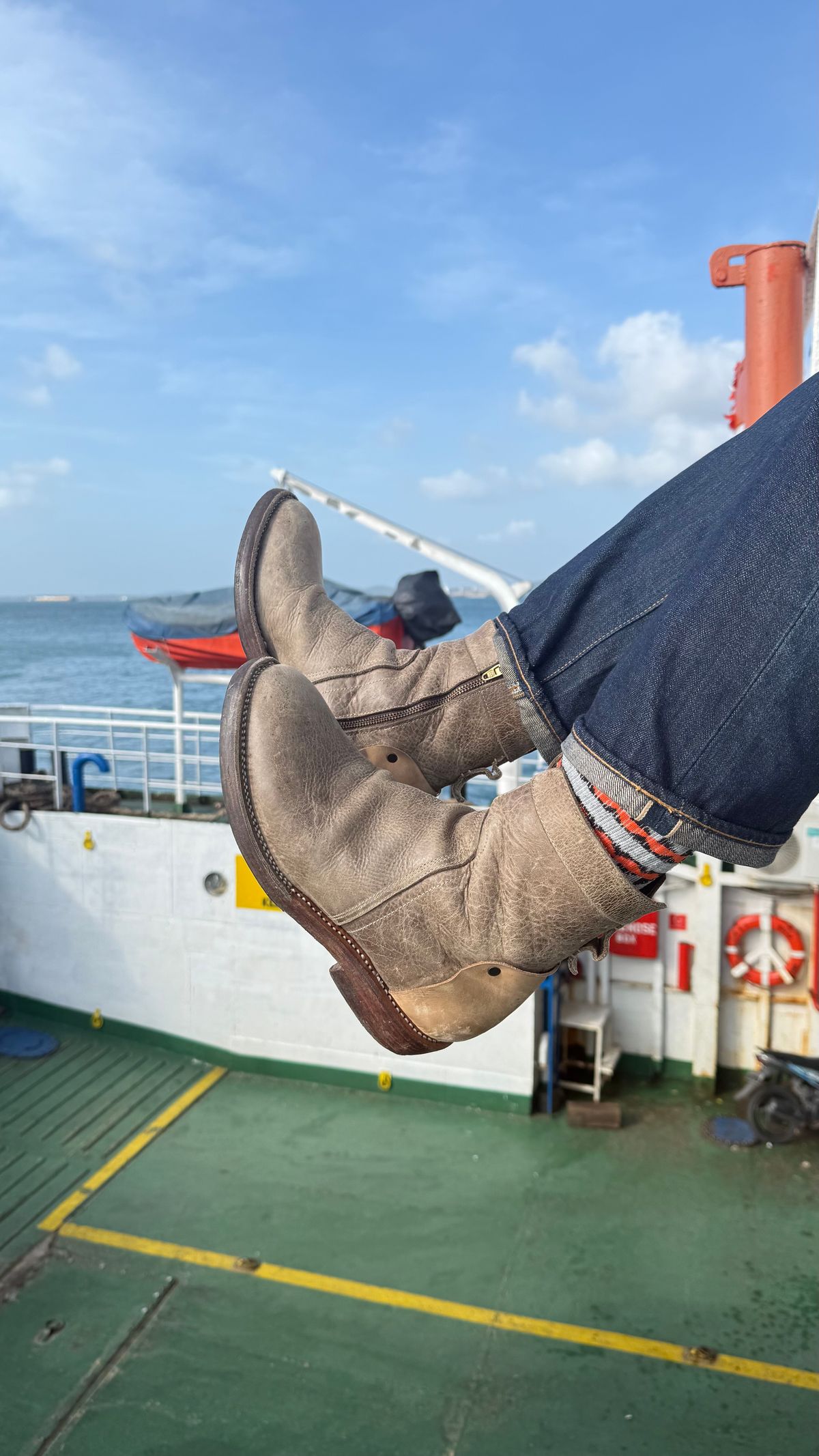 Photo by enggut on January 4, 2026 of the Geer.boots Indonesia Chelsea Boots in Crazy Horse Leather.