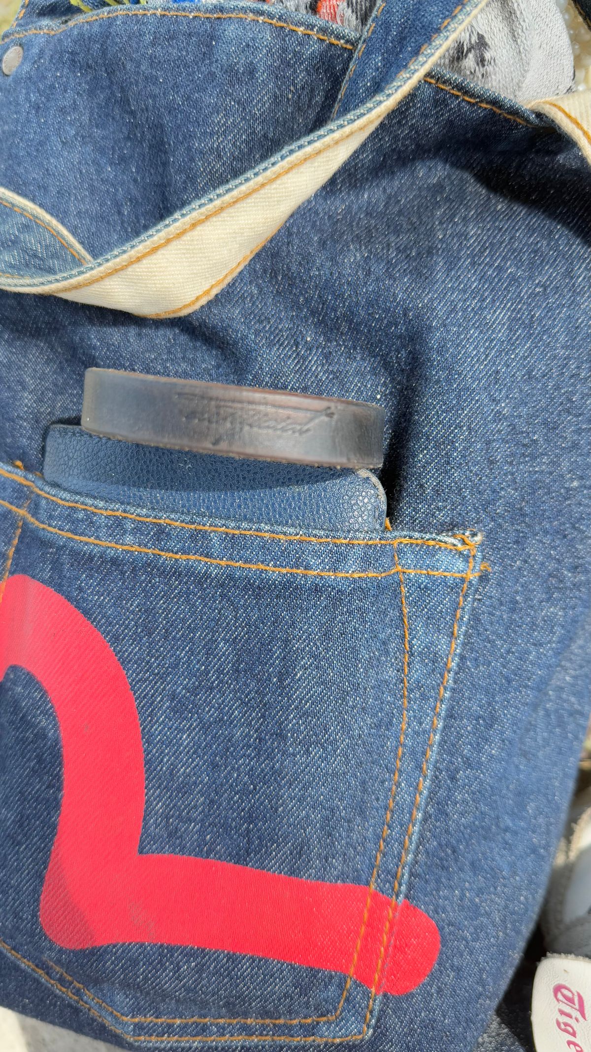 Photo by enggut on January 4, 2026 of the Artificial Goods Bracelet in Indonesian Natural Veg Tan.