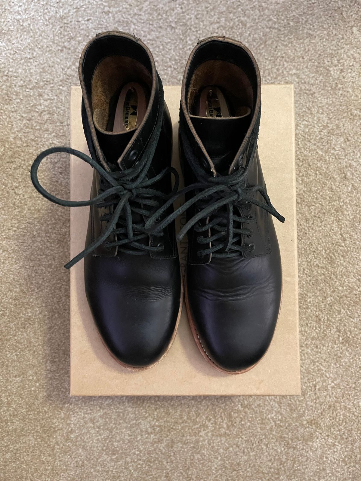 Photo by nosniv on May 2, 2024 of the Oak Street Bootmakers Trench Boot in Horween Black Chromexcel.