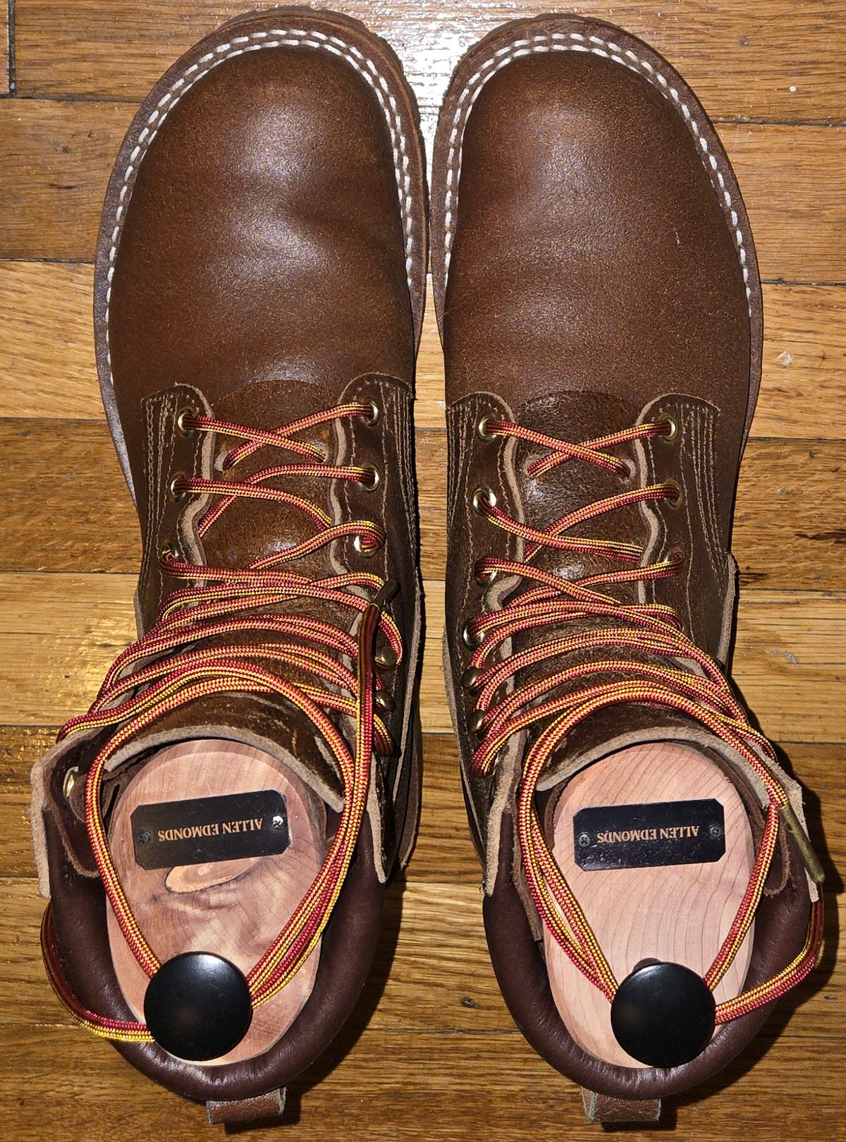 Photo by chuligani on November 22, 2025 of the Nicks Strider in Horween Ember Waxed Flesh.