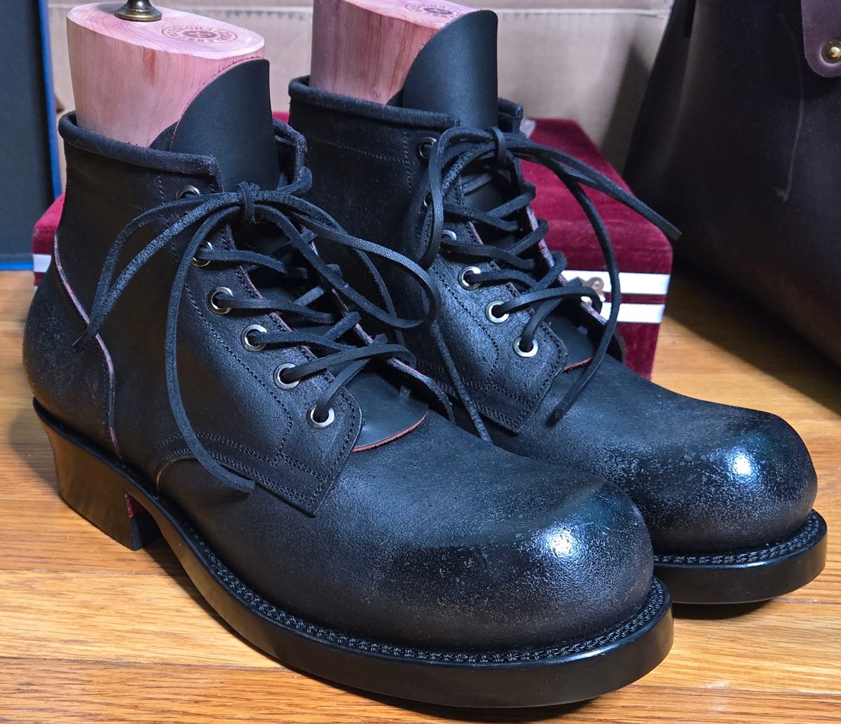 Photo by chuligani on February 10, 2026 of the Prof Barnets Bulky Boondocker in Badalassi Carlo Minerva Box Red Overdyed Black.