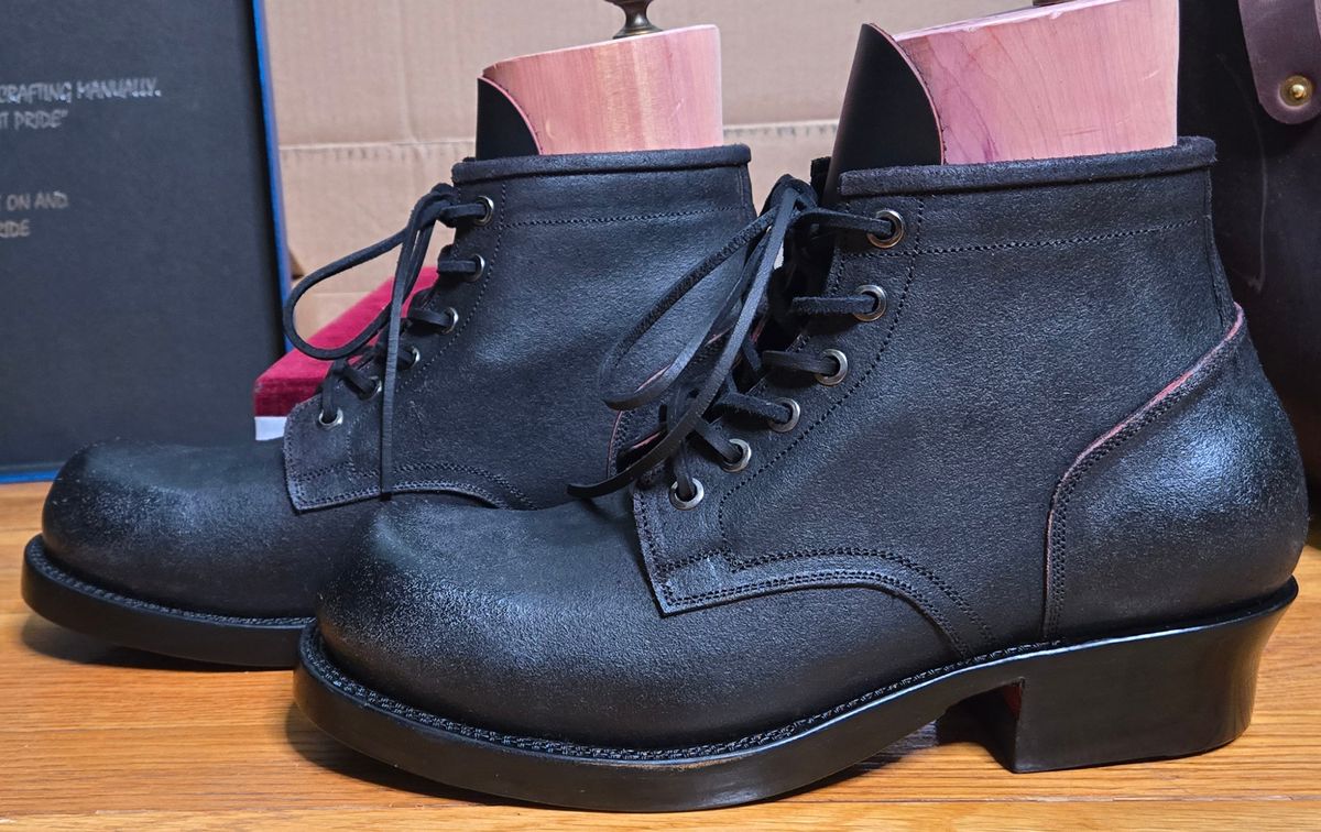 Photo by chuligani on February 10, 2026 of the Prof Barnets Bulky Boondocker in Badalassi Carlo Minerva Box Red Overdyed Black.