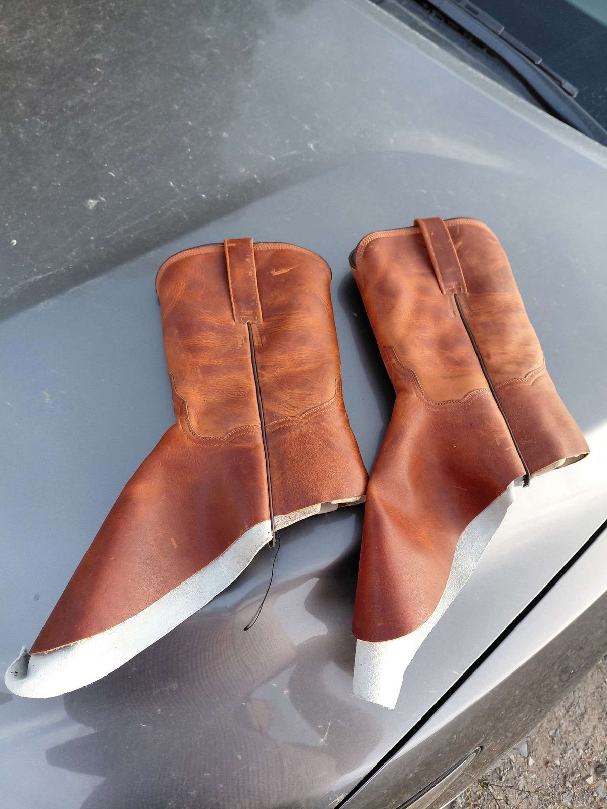 Photo by chuligani on April 22, 2026 of the BNV Boots Roper in Horween English Tan Cypress.