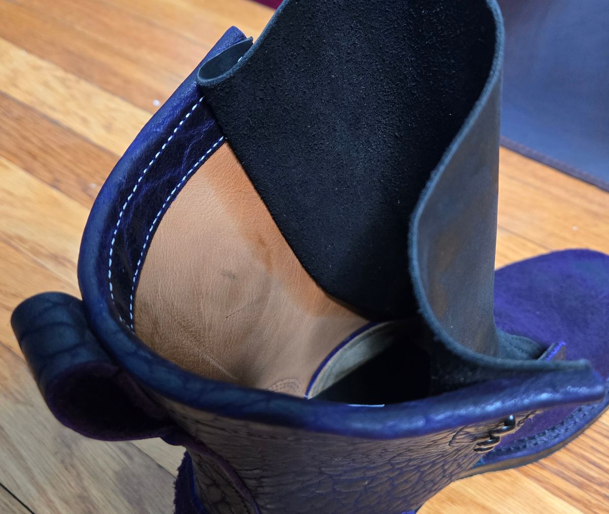Photo by chuligani on February 9, 2026 of the Frank's Boots Front Range in Law Tanning Nightshade Big Horn Shrunken Bison.