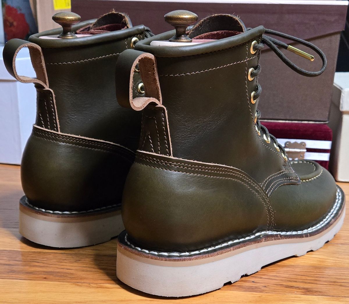 Photo by chuligani on January 20, 2026 of the Nicks 365 Stitchdown in Horween Greener Pastures Shackleton.