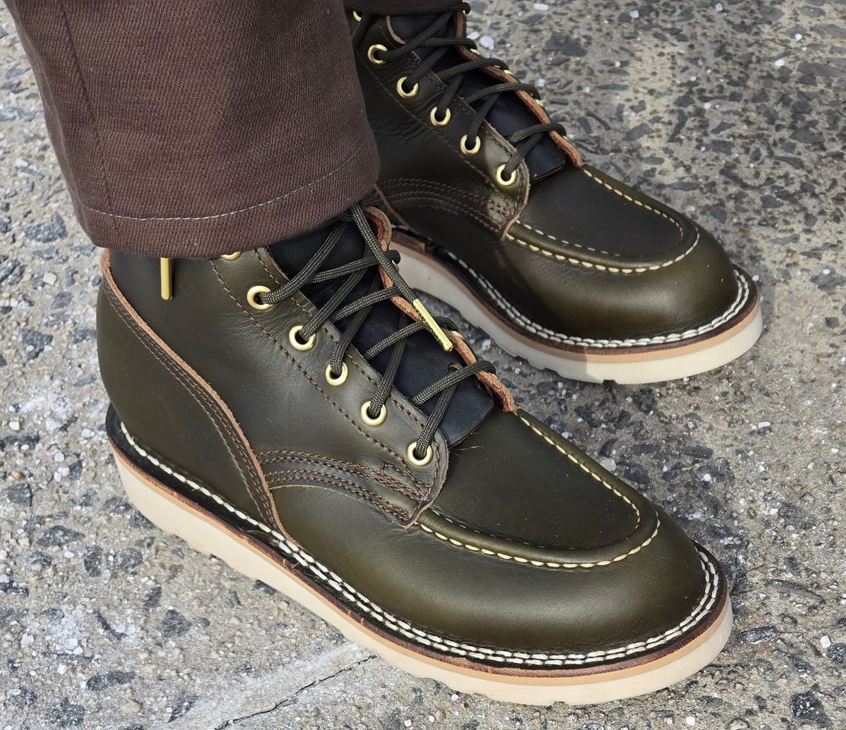 Photo by chuligani on January 21, 2026 of the Nicks 365 Stitchdown in Horween Greener Pastures Shackleton.