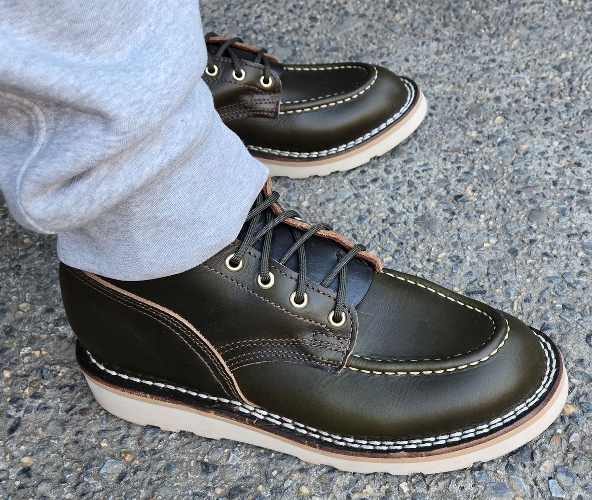Photo by chuligani on March 18, 2026 of the Nicks 365 Stitchdown in Horween Greener Pastures Shackleton.