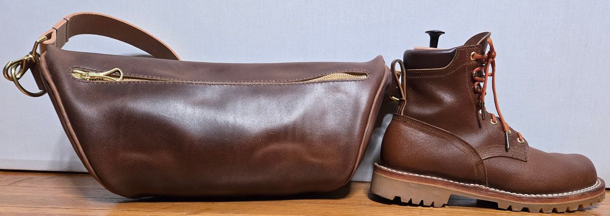 Photo by chuligani on April 19, 2026 of the Black Lotus Leather Sling Bag in Horween Natural Waxed Flesh & Hermann Oak Natural Belt Strap.