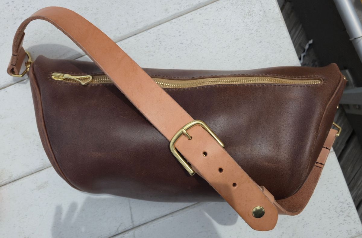 Photo by chuligani on June 19, 2026 of the Black Lotus Leather Sling Bag in Horween Natural Waxed Flesh & Hermann Oak Natural Belt Strap.