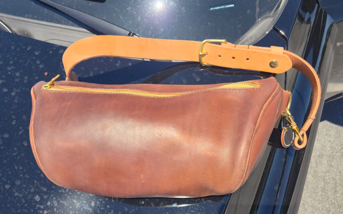 Photo by chuligani on June 20, 2026 of the Black Lotus Leather Sling Bag in Horween Natural Waxed Flesh & Hermann Oak Natural Belt Strap.