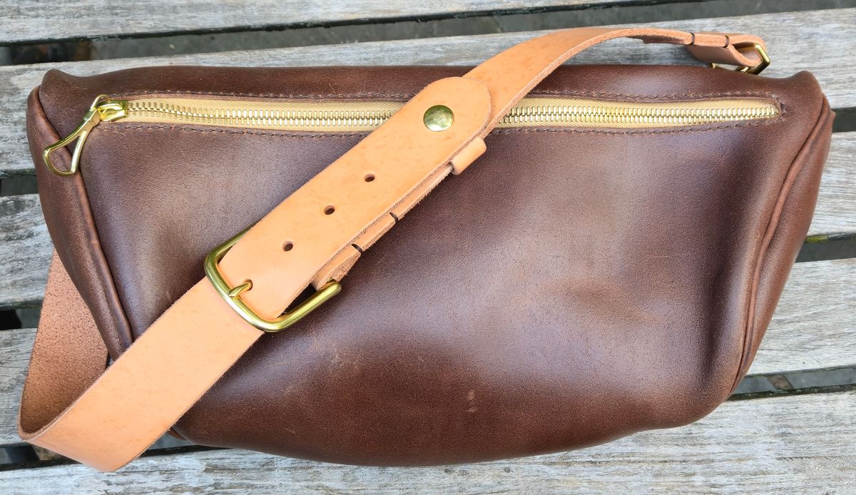 Photo by chuligani on June 30, 2026 of the Black Lotus Leather Sling Bag in Horween Natural Waxed Flesh & Hermann Oak Natural Belt Strap.