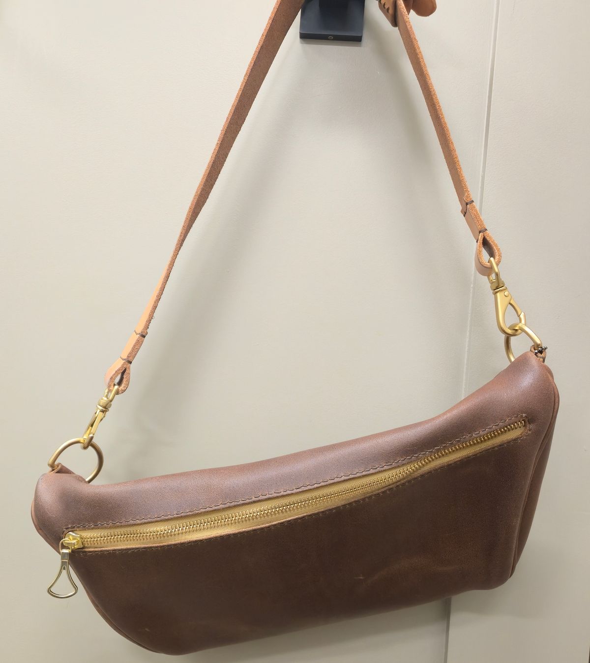 Photo by chuligani on June 30, 2026 of the Black Lotus Leather Sling Bag in Horween Natural Waxed Flesh & Hermann Oak Natural Belt Strap.