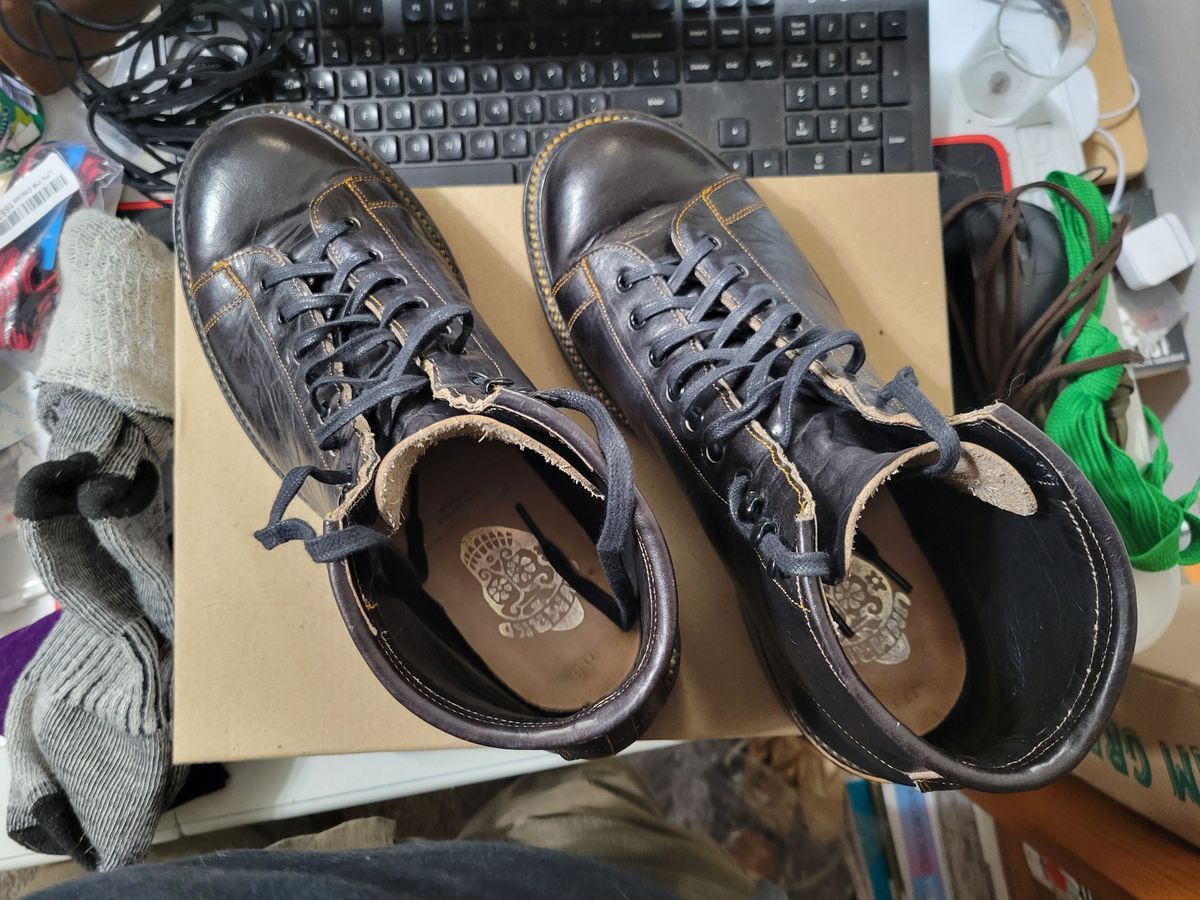 Photo by GrantR on November 22, 2025 of the Unmarked Archie Boots in Cisne Black Vegetable-Tanned Bison.