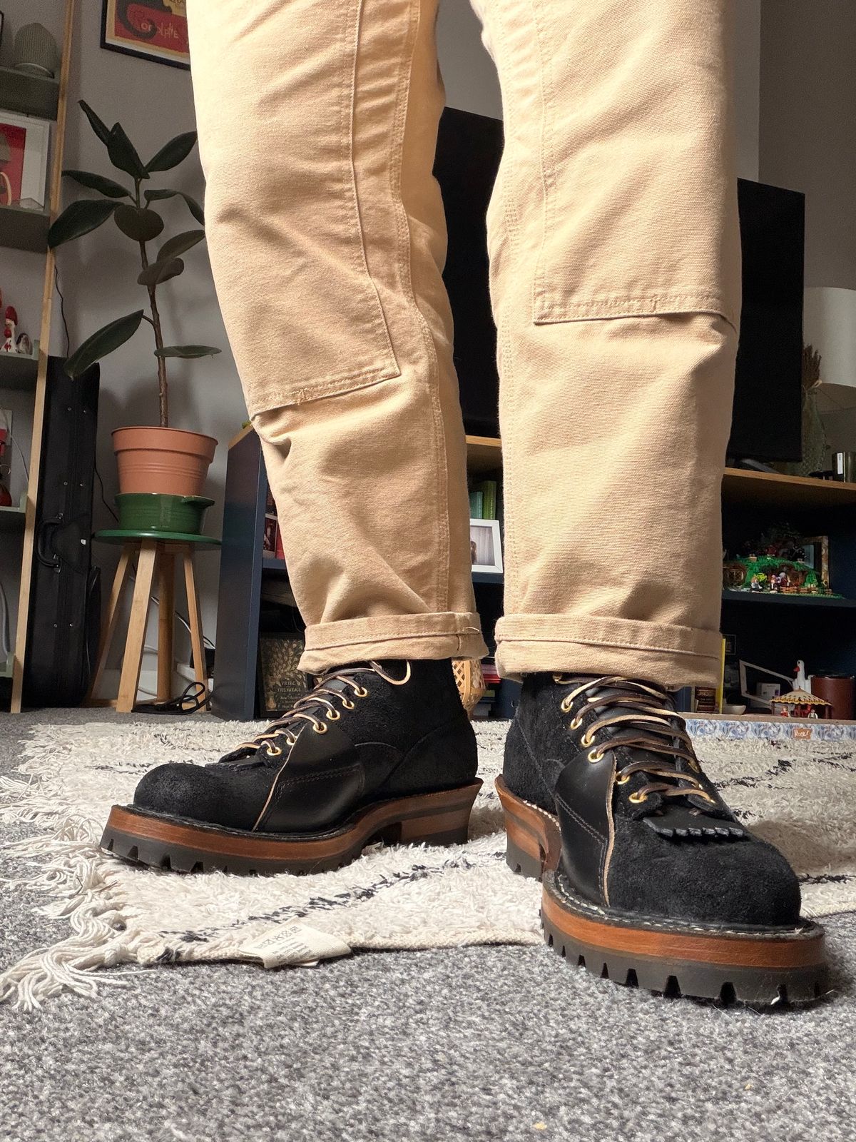 Photo by zenniszarkov on June 15, 2026 of the White's Smokejumper in Seidel Black Oil Tan Roughout & Horween Black Chromexcel.