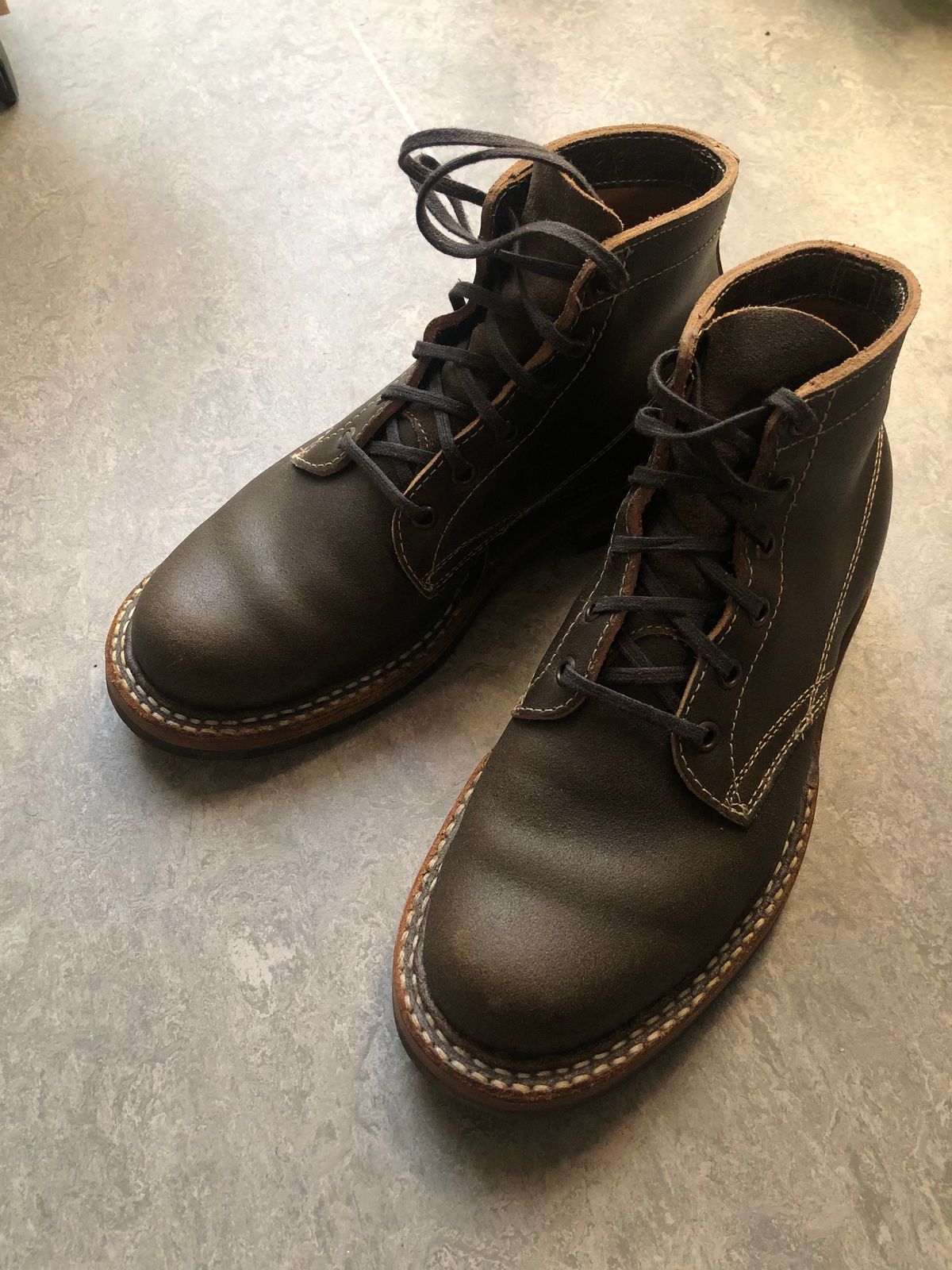 Photo by Sebekhetep on February 10, 2023 of the White's Semi-Dress in Horween Olive Waxed Flesh.