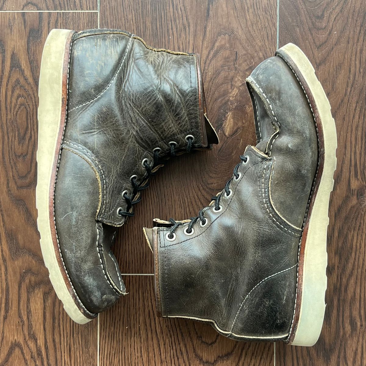 Photo by MukMukSifu on April 12, 2025 of the Red Wing 6-Inch Classic Moc in S.B. Foot Charcoal Rough and Tough.