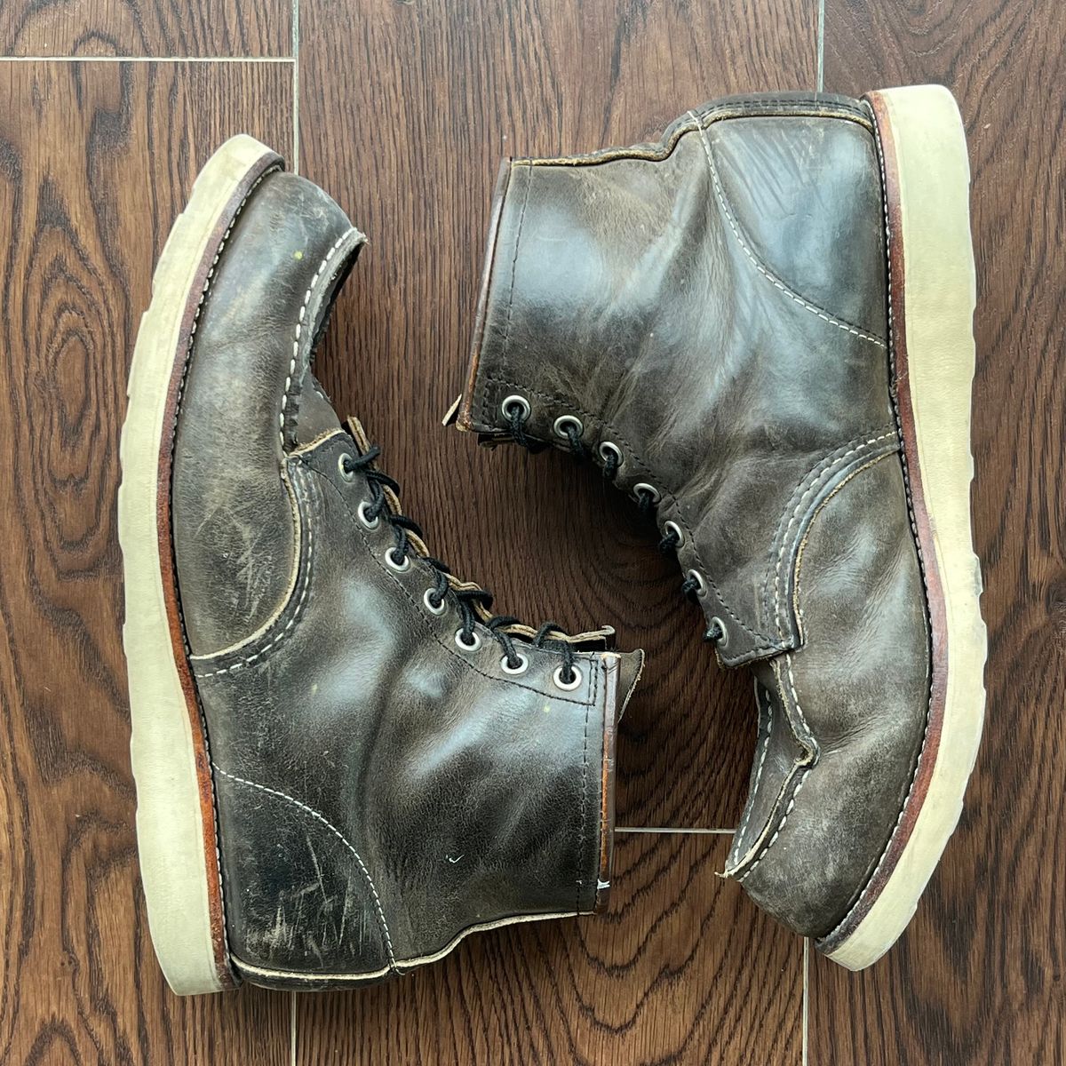 Photo by MukMukSifu on April 12, 2025 of the Red Wing 6-Inch Classic Moc in S.B. Foot Charcoal Rough and Tough.