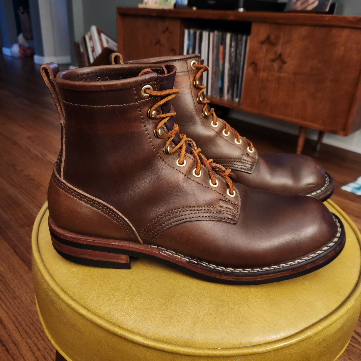 Photo by PoPpy on November 17, 2024 of the Nicks Falcon in Horween British Tan Chromexcel.