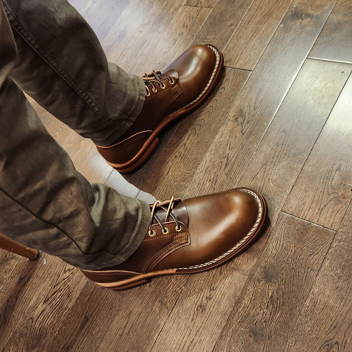 Photo by PoPpy on October 23, 2023 of the Nicks Falcon in Horween British Tan Chromexcel.
