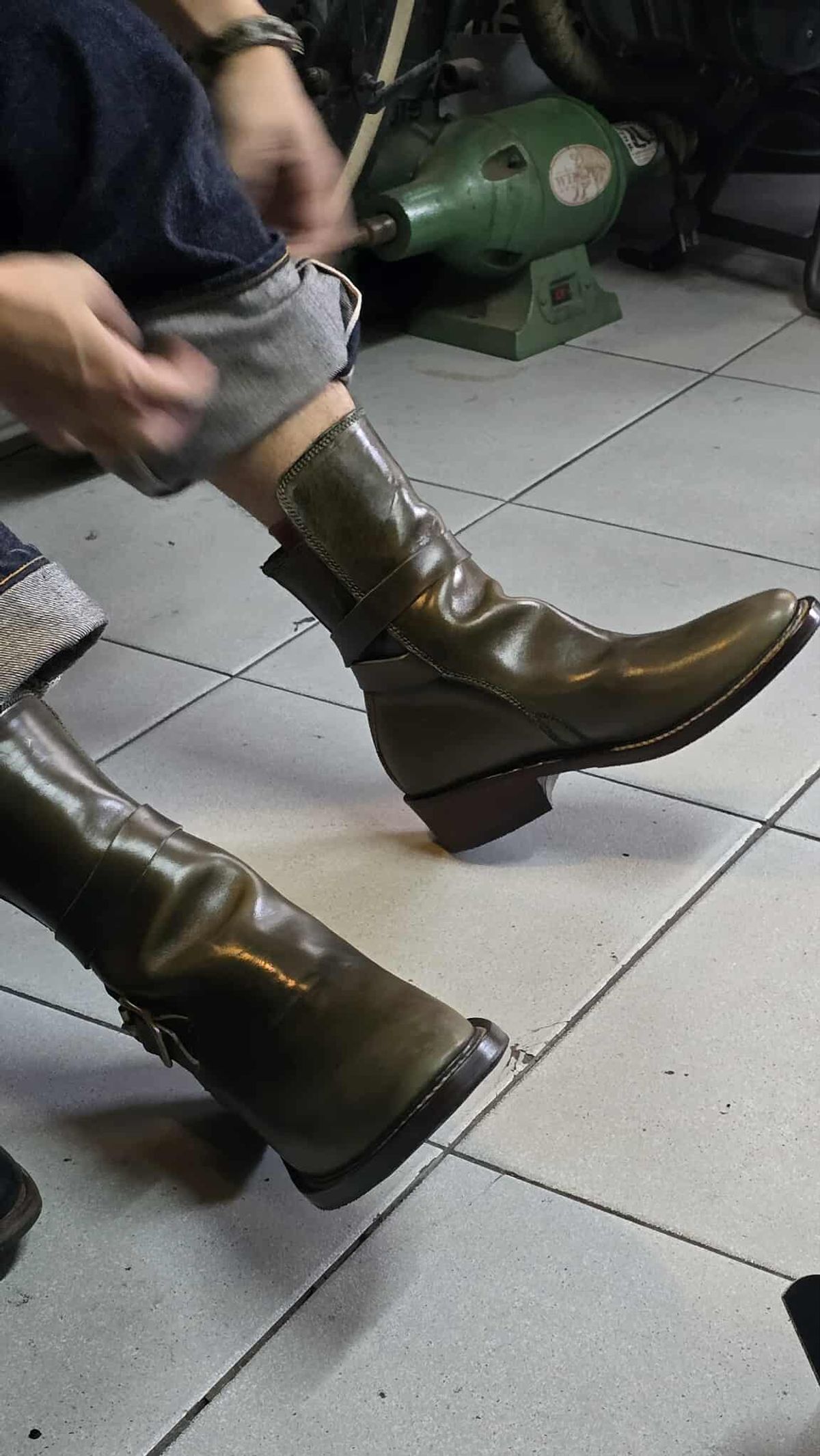 Photo by Jicojoson on October 29, 2025 of the Willie's Handmade Boots Jhodpur in Maryam Olive Horsebutt.