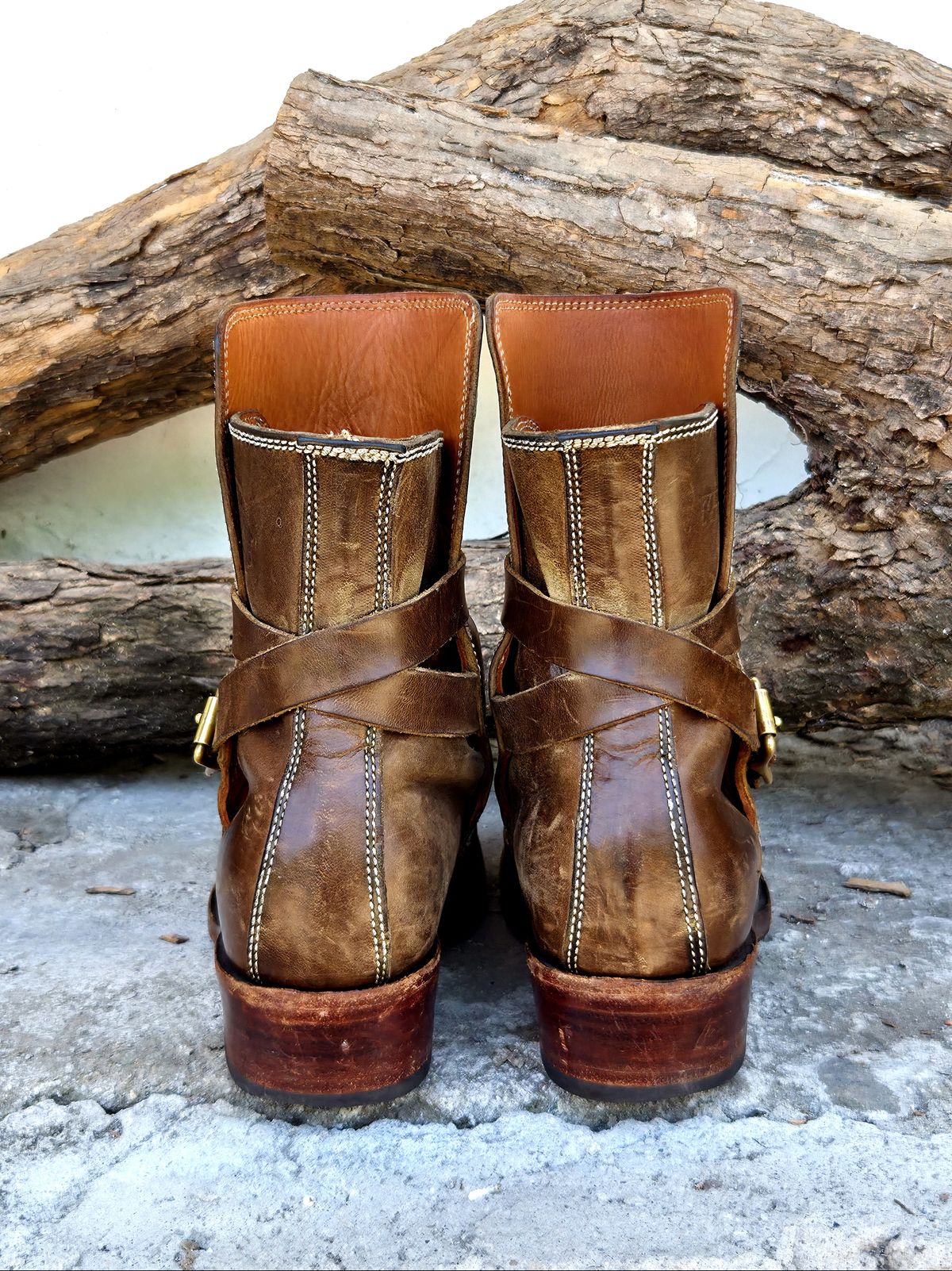 Photo by Jicojoson on April 3, 2026 of the Willie's Handmade Boots Jhodpur in Maryam Olive Horsebutt.