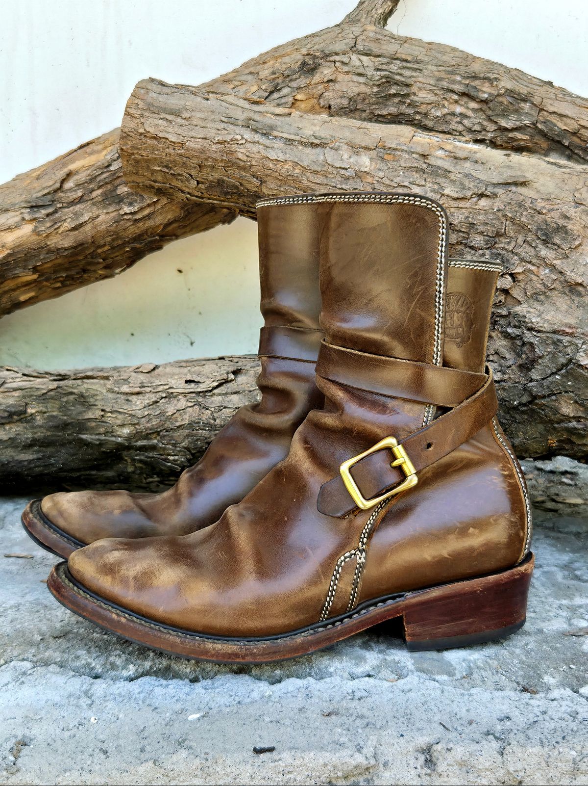 Photo by Jicojoson on April 3, 2026 of the Willie's Handmade Boots Jhodpur in Maryam Olive Horsebutt.