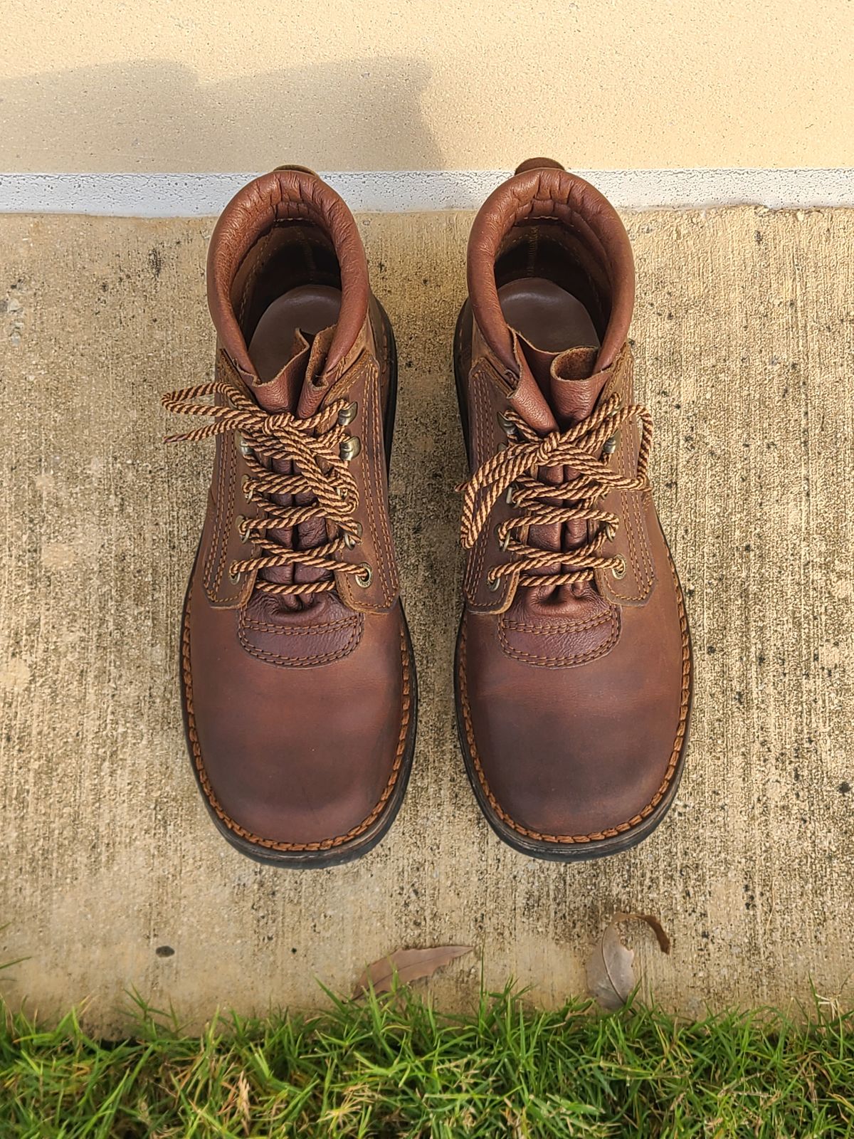 Photo by Lazarey on December 6, 2024 of the The Courteney Boot Company Safari (custom) in Mossop Leather - Dark Brown Bovine.