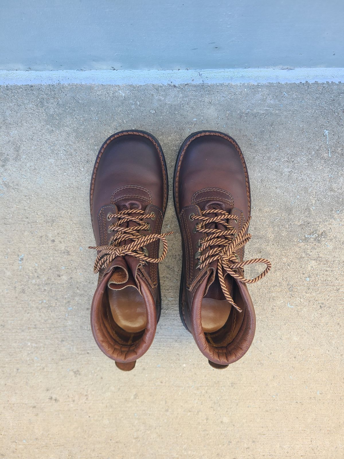 Photo by Lazarey on March 5, 2025 of the The Courteney Boot Company Safari (custom) in Mossop Leather - Dark Brown Bovine.