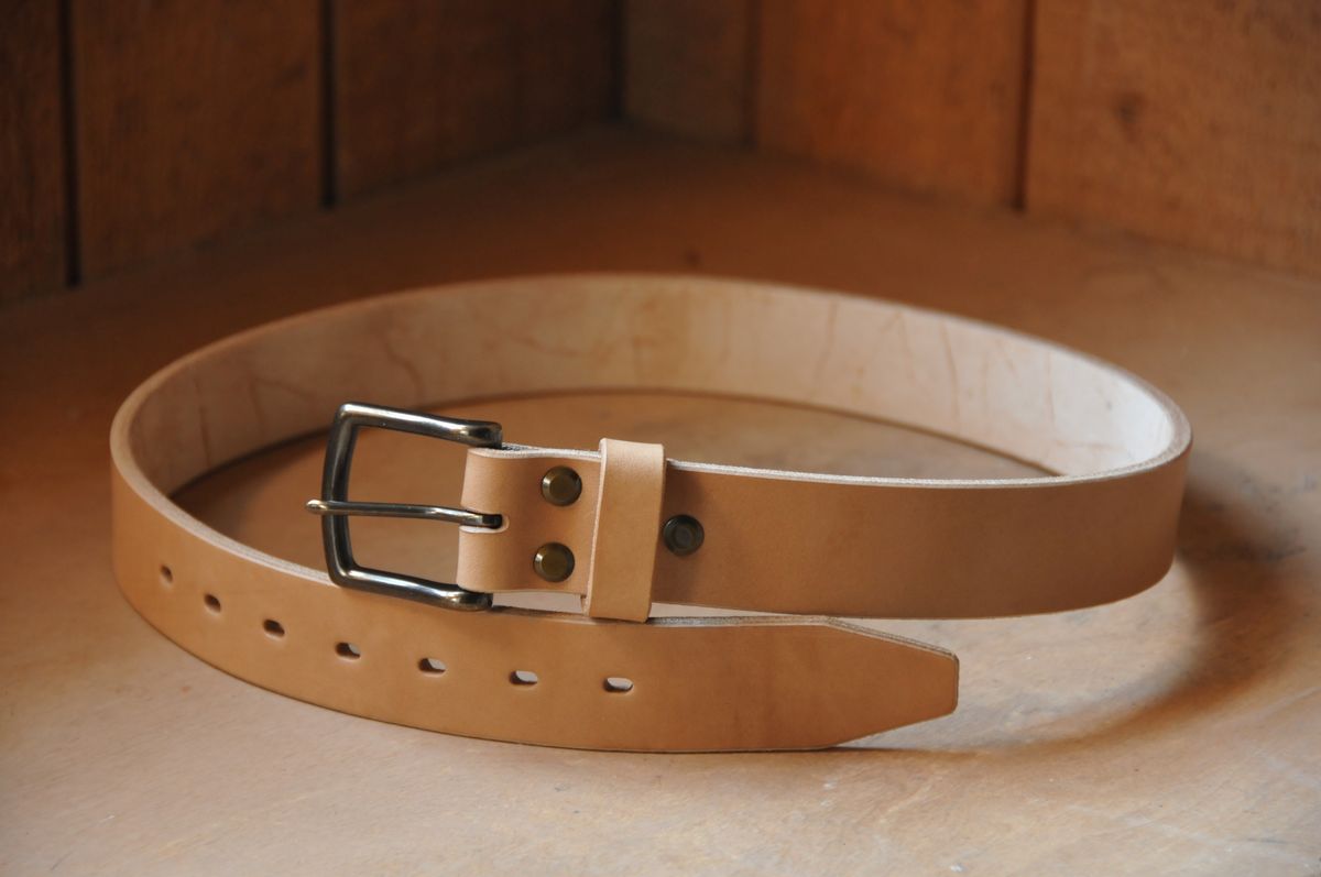 Photo by Lazarey on September 27, 2025 of the Carmine Jack Leather Oak Bark Shipyard Belt in J&FJ Baker Natural Oak Bark Tanned Bridle, 16oz.