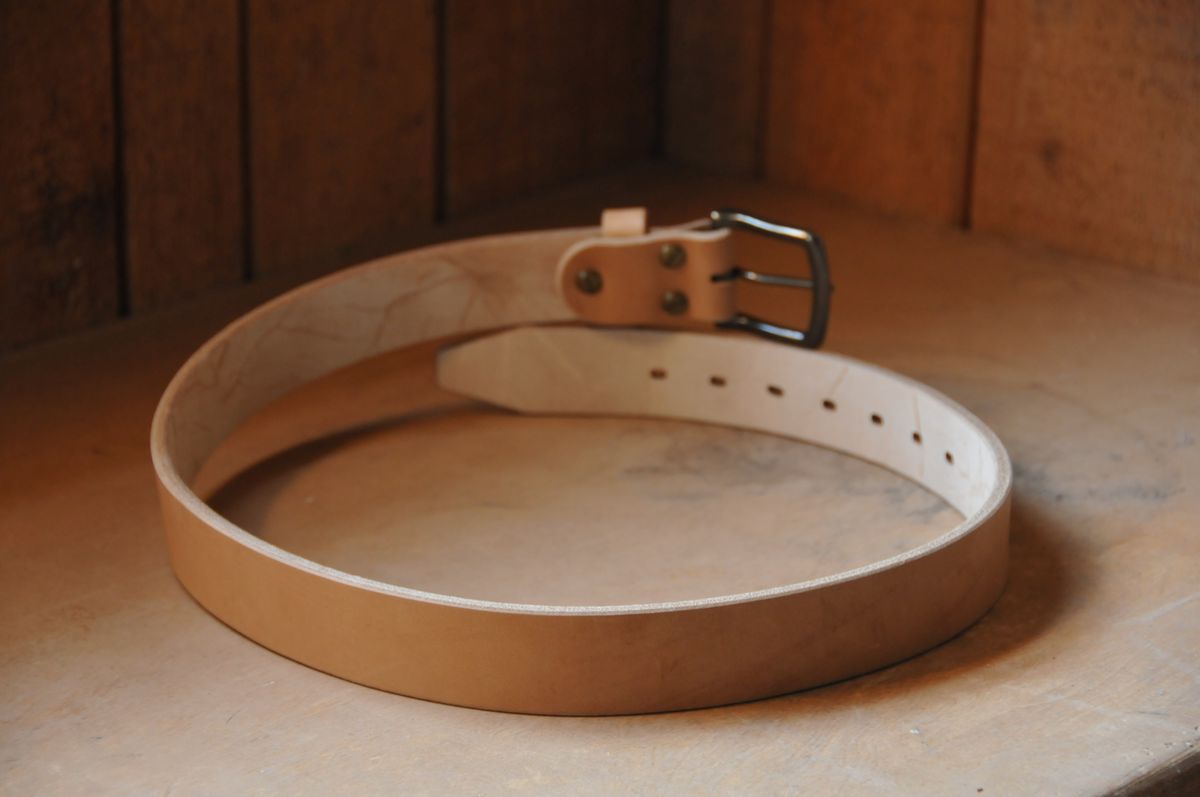 Photo by Lazarey on September 27, 2025 of the Carmine Jack Leather Oak Bark Shipyard Belt in J&FJ Baker Natural Oak Bark Tanned Bridle, 16oz.
